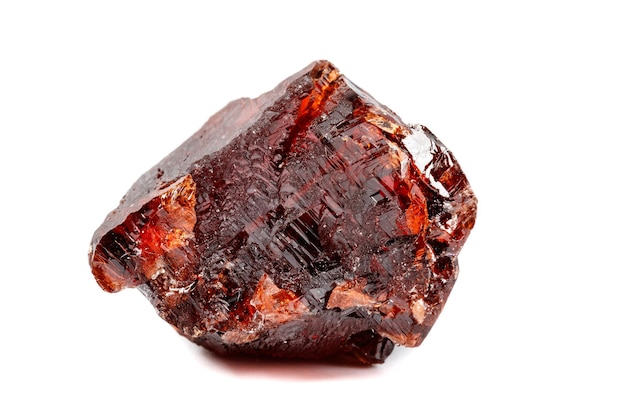 Makromineralstein Granat Spessartine auf weißem Hintergrund