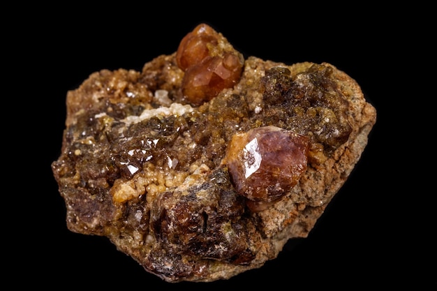 Makromineralstein Grossular Granat Epidote auf schwarzem Hintergrund