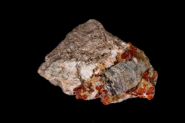 Makromineralstein Grossular Granat Epidote auf schwarzem Hintergrund