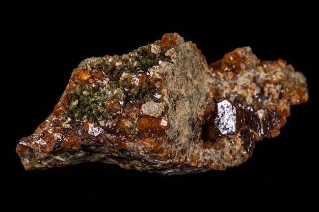 Makromineralstein Grossular Granat Epidote auf schwarzem Hintergrund