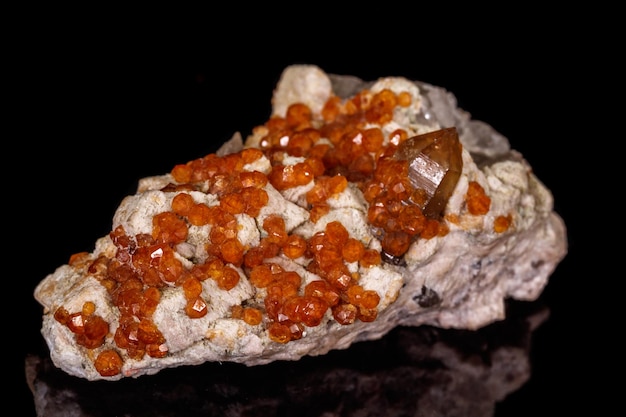 Makromineralstein Grossular Granat Epidote auf schwarzem Hintergrund