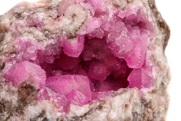 Makromineralstein Kobalt-Calcit-Felsen auf weißem Hintergrund