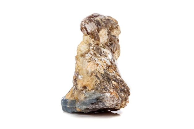 Makromineralstein Korund im Felsen ein weißer Hintergrund