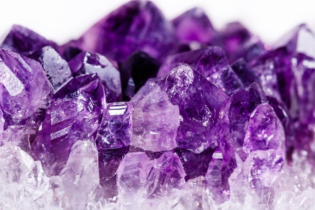 Makromineralstein lila Amethyst in Kristallen auf weißem Hintergrund