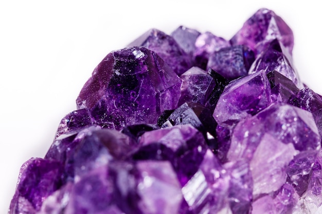 Makromineralstein lila Amethyst in Kristallen auf weißem Hintergrund