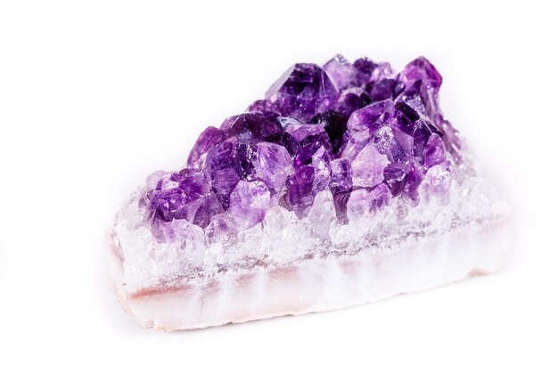 Makromineralstein lila Amethyst in Kristallen auf weißem Hintergrund