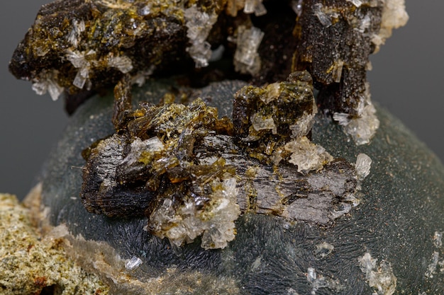 Makromineralstein Prehnit auf Epidot auf grauem Hintergrund