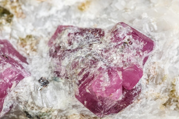 Makromineralstein Rubin im Felsen auf weißem Hintergrund