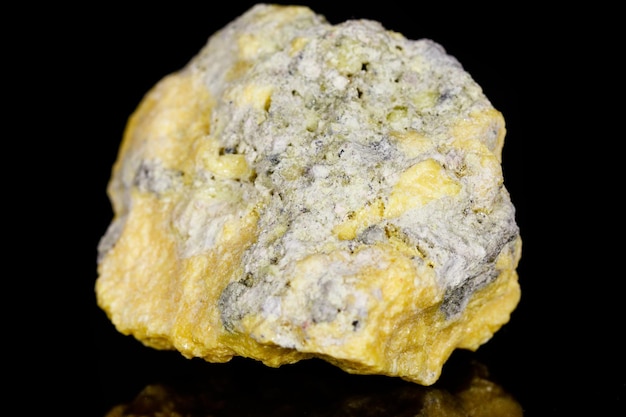 Makromineralstein Schwefel auf schwarzem Hintergrund