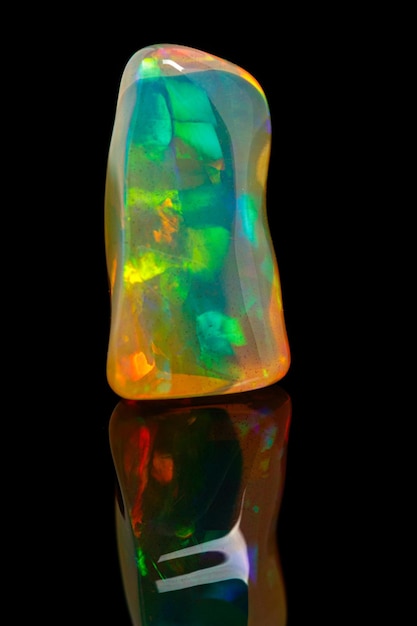 Makromineralstein seltene und schöne Opale auf schwarzem Hintergrund