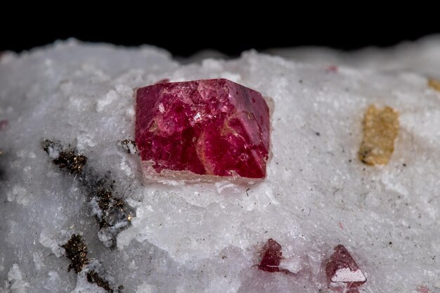 Makromineralstein Spinell auf schwarzem Hintergrund