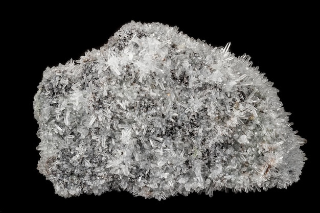 Makromineralstein Sulfitquarz auf schwarzem Hintergrund