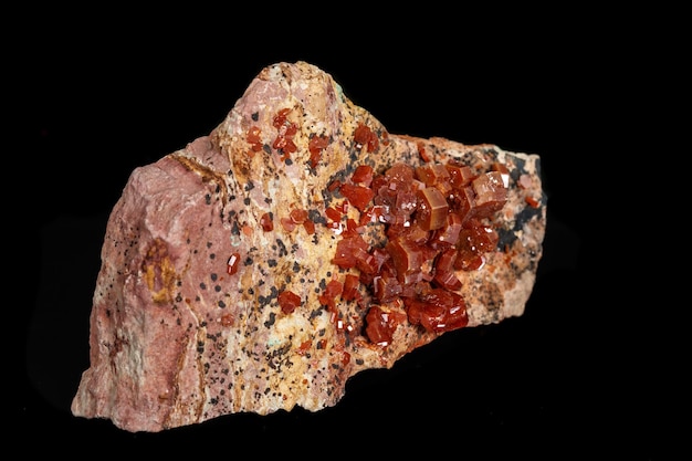 Makromineralstein Vanadinit auf schwarzem Hintergrund