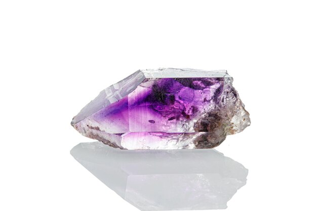 Makromineralsteinamethyst auf einem weißen Hintergrund
