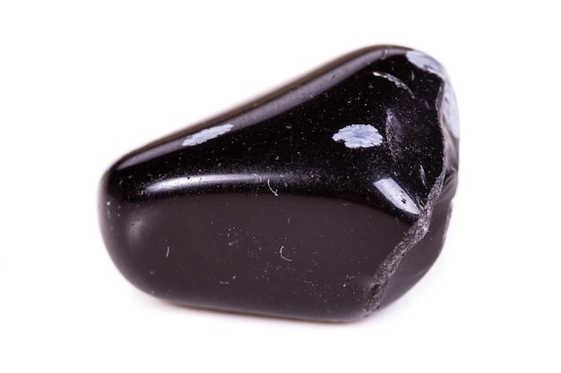 Makromineralsteinschneeobsidian auf weißem Hintergrund