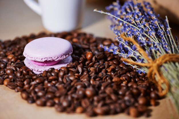 Makronen mit Kaffeebohnen und Lavendel