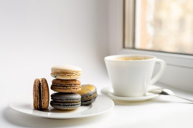 Makronenkuchen mit einer Tasse Kaffee auf hellem Hintergrund