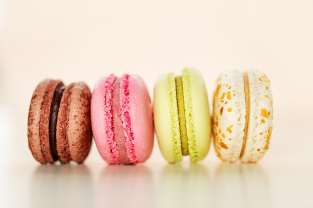 Makronenstapel, Stapel Macaron auf hellem Hintergrund