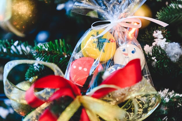 Makronentasche, die an einem Weihnachtsbaum hängt