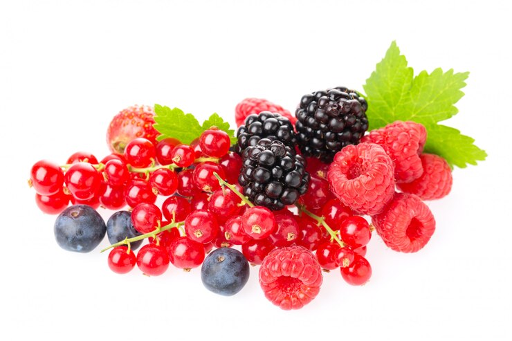Foto makroschuß von frischen himbeeren, von blaubeeren, von brombeeren, von roter johannisbeere und von brombeere mit den blättern lokalisiert auf weißem hintergrund.