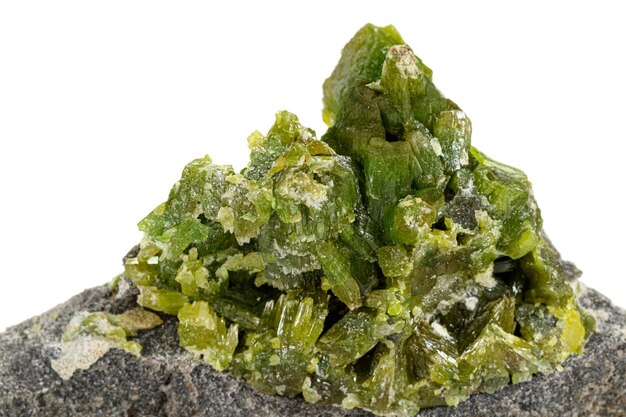 Makrostein Apatitmineral auf weißem Hintergrund