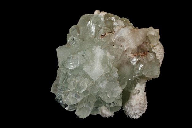 Makrostein Apophyllit Mineral auf schwarzem Hintergrund hautnah