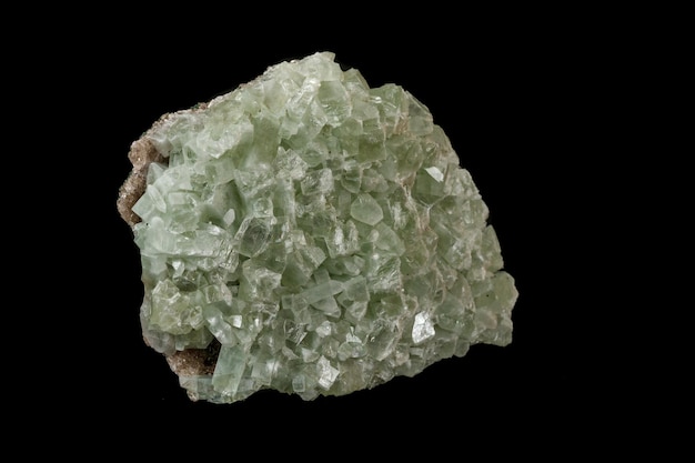 Makrostein Apophyllit-Mineral auf schwarzem Hintergrund