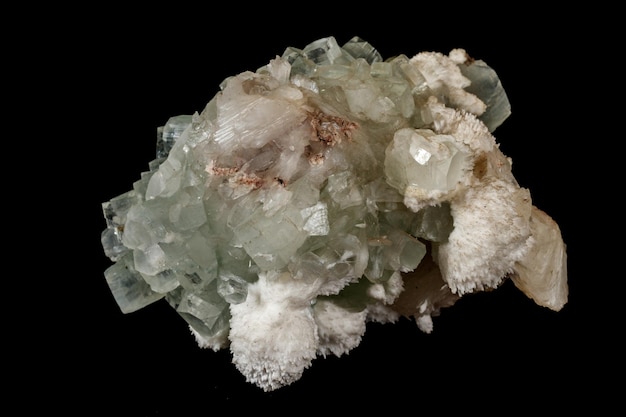 Makrostein Apophyllit-Mineral auf schwarzem Hintergrund