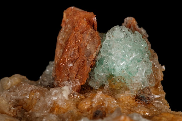 Makrostein Apophyllit-Mineral auf schwarzem Hintergrund