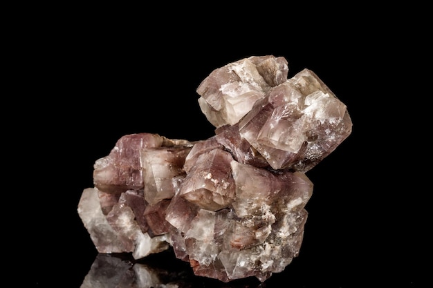 Makrostein Aragonit-Mineral auf schwarzem Hintergrund hautnah