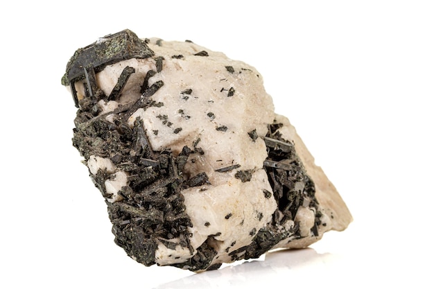 Makrostein Astrophyllite-Mineral auf weißem Hintergrund