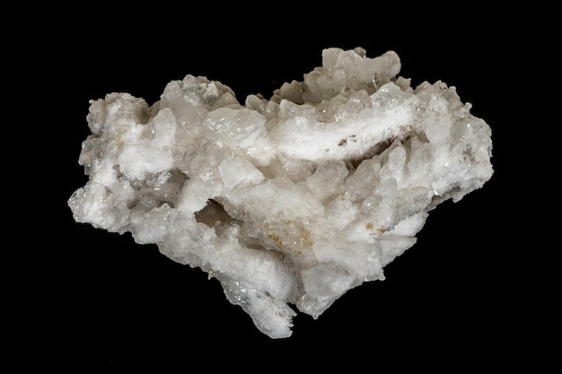 Makrostein Calcitmineral auf schwarzem Hintergrund