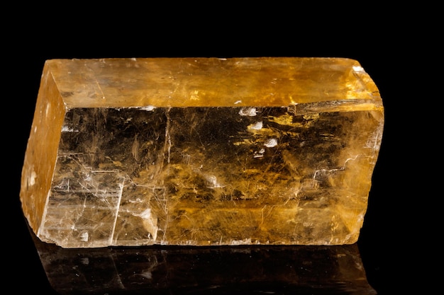 Makrostein Calcitmineral auf schwarzem Hintergrund