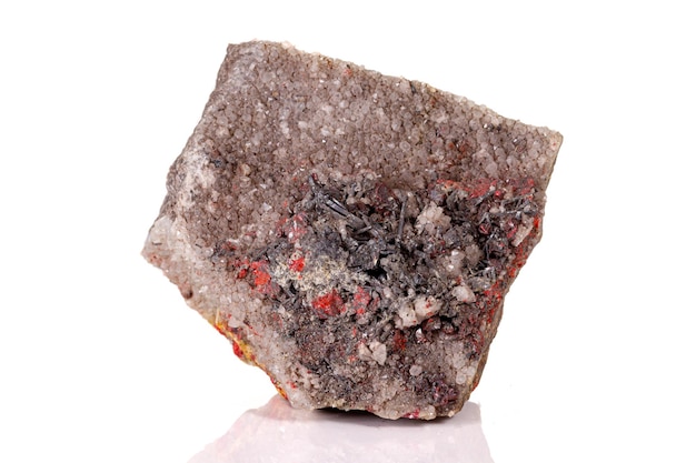 Makrostein Cinnabar mit mineralischem Stibnit auf weißem Hintergrund