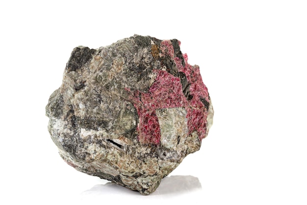 Makrostein Eudialyte-Mineral auf weißem Hintergrund