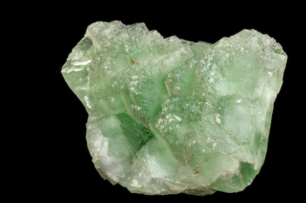 Makrostein Fluoritmineral auf schwarzem Hintergrund