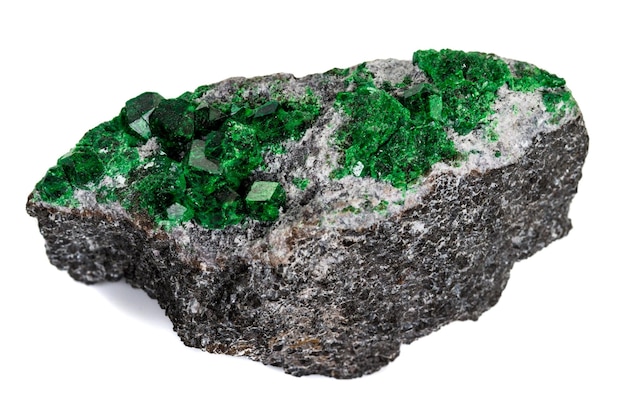 Makrostein Granatmineral Uvarovite im Felsen auf weißem Hintergrund