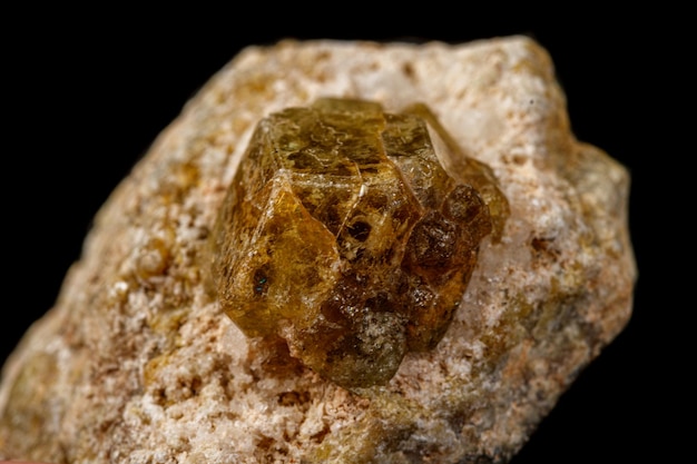 Foto makrostein grossular mineral auf schwarzem hintergrund