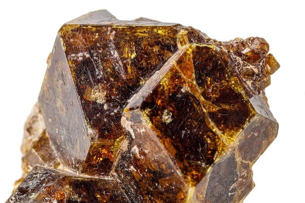 Makrostein Grossular Mineral auf weißem Hintergrund