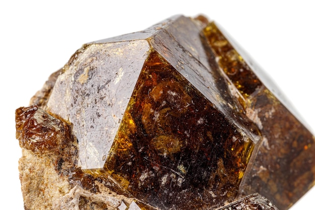 Makrostein Grossular Mineral auf weißem Hintergrund