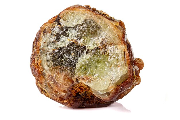 Makrostein Grossular Mineral auf weißem Hintergrund