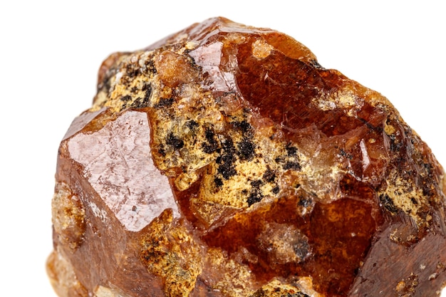 Makrostein Grossular Mineral auf weißem Hintergrund