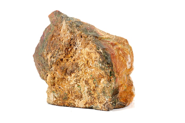 Makrostein Jaspis-Mineral auf weißem Hintergrund