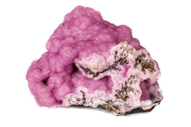 Makrostein-Kobalt-Calcit-Mineral auf weißem Hintergrund
