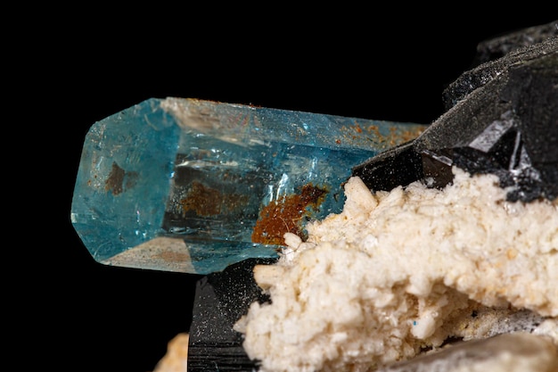 Makrostein Mineral Turmalin Aquamarin mit schwarzem Hintergrund