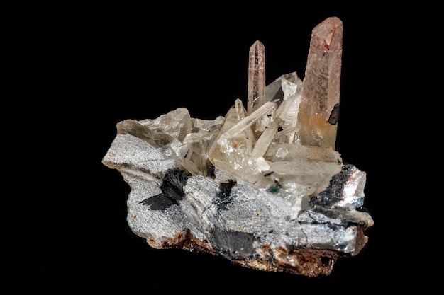 Makrostein mineralische Quarzkristalle auf schwarzem Hintergrund