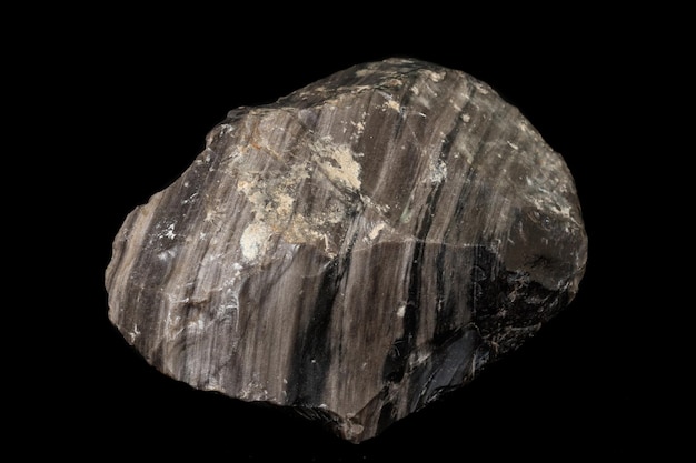 Makrostein mineralischer Obsidian auf schwarzem Hintergrund