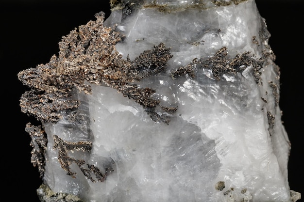 Makrostein mineralisches Silbermetall im Felsen auf schwarzem Hintergrund