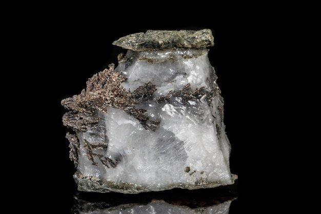 Makrostein mineralisches Silbermetall im Felsen auf schwarzem Hintergrund