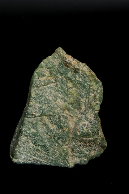 Makrostein Nephritmineral auf schwarzem Hintergrund